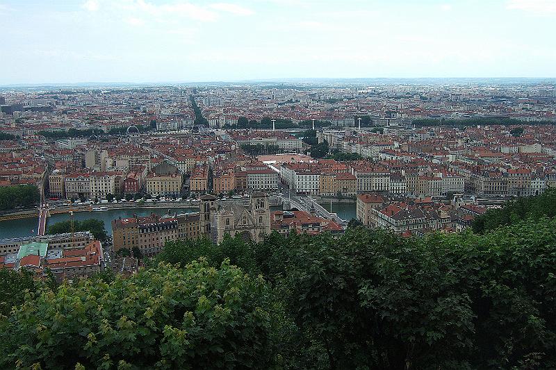 2010-06- (357).JPG - Die zweitgrößte Stadt Frankreichs ist einfach riesig - sowohl quantitativ als auch qualitativ. Blick vom Hügel "La Fourvière" - unten die Kathedrale "St-Jean"
